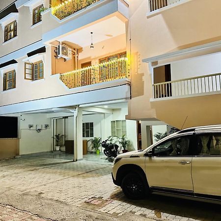 Zoomstay - 3Bhk Apartments Váránaszi Kültér fotó