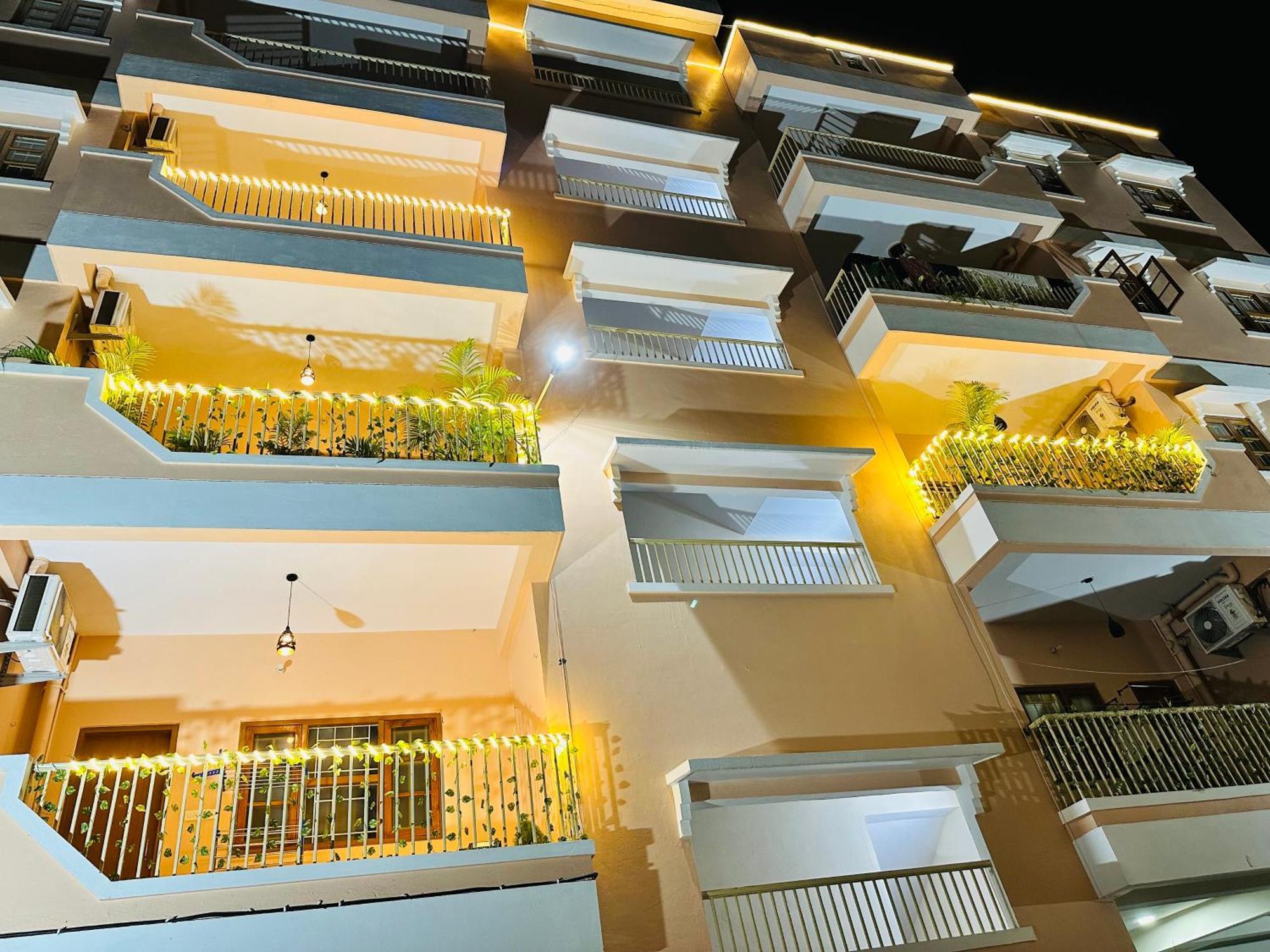 Zoomstay - 3Bhk Apartments Váránaszi Kültér fotó
