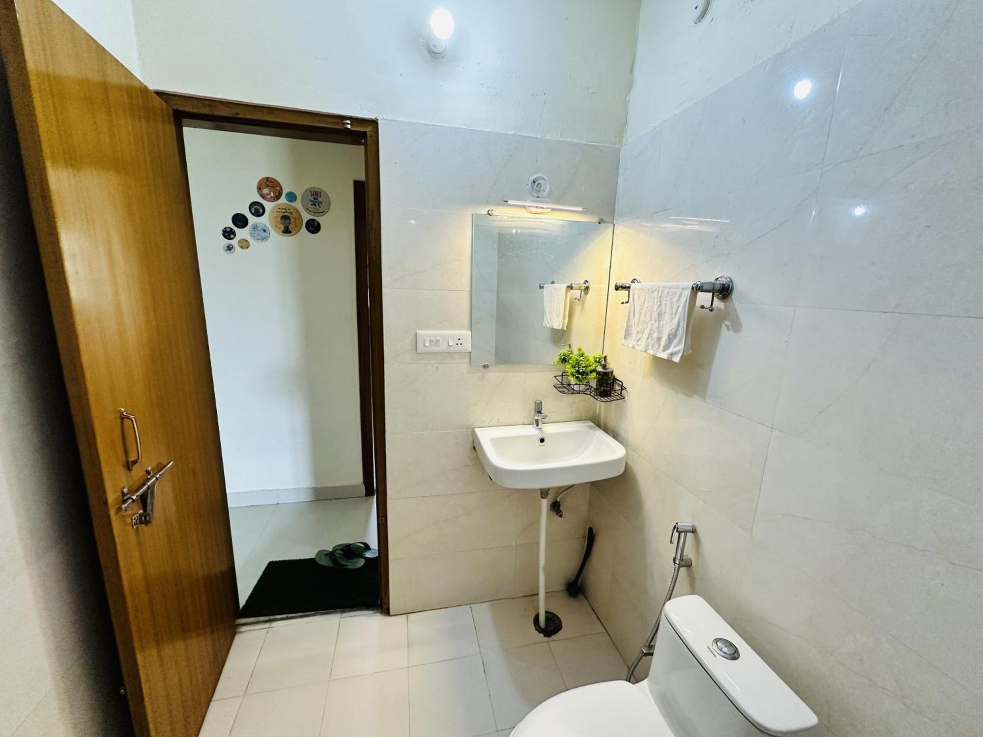 Zoomstay - 3Bhk Apartments Váránaszi Kültér fotó