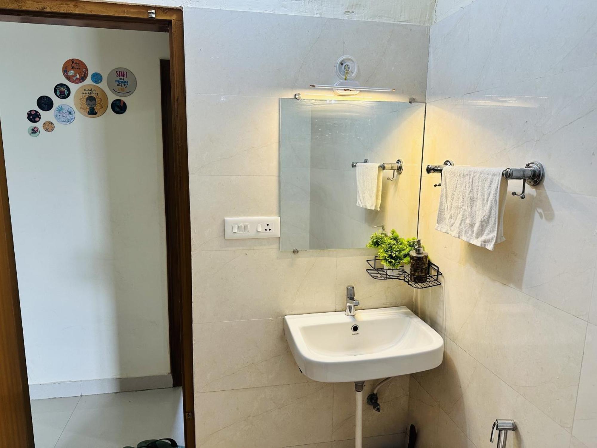 Zoomstay - 3Bhk Apartments Váránaszi Kültér fotó